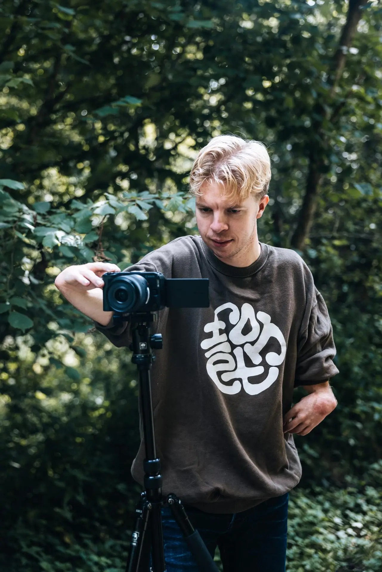 Dennis maakt content met de camera