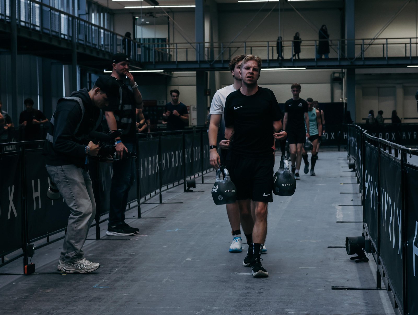 Dennis traint met een kettlebell