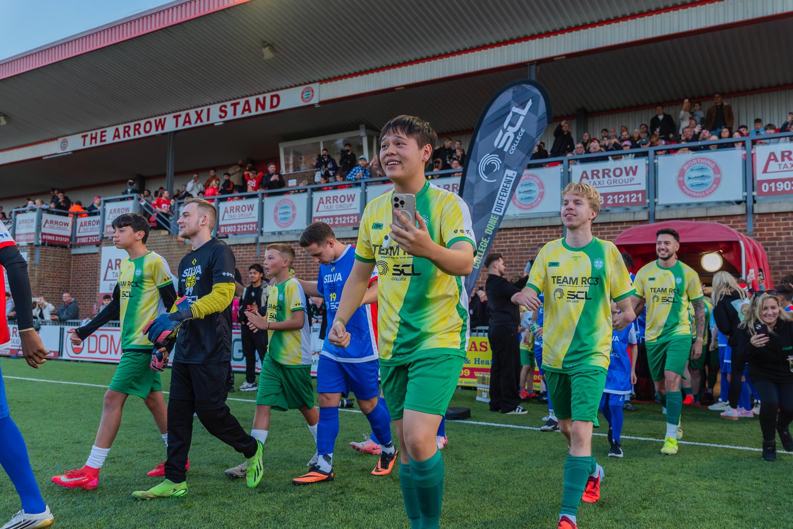 Spelers lopen het veld op